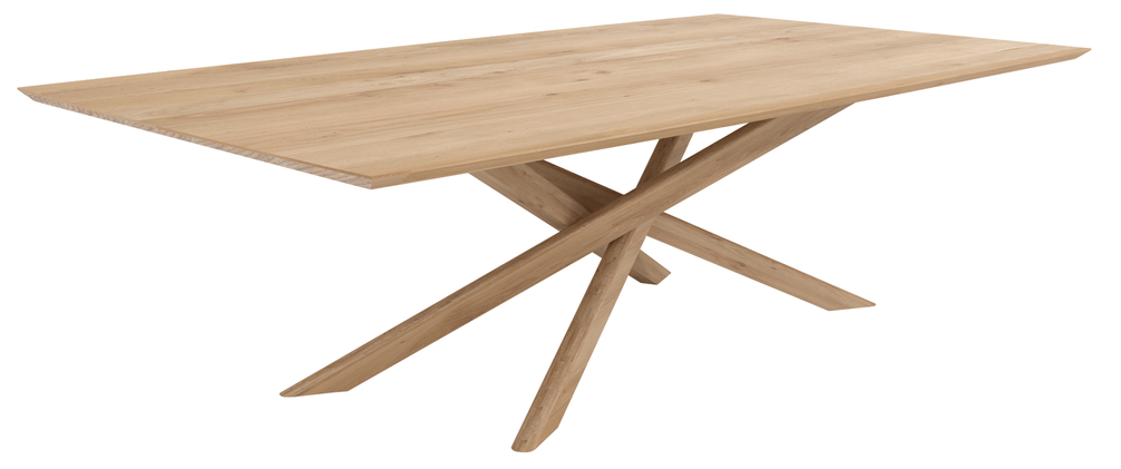 Een gamma design kantoormeubelen, tafels en kasten massief eikenhout.